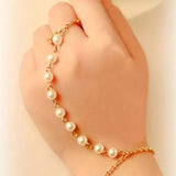 bijou de main petites perles nacrées