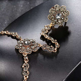 fleur noir en strass chaine de main