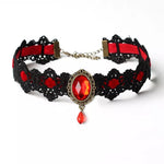 choker dentelle et médaillon pierre rouge