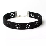 choker noirs incisions florales